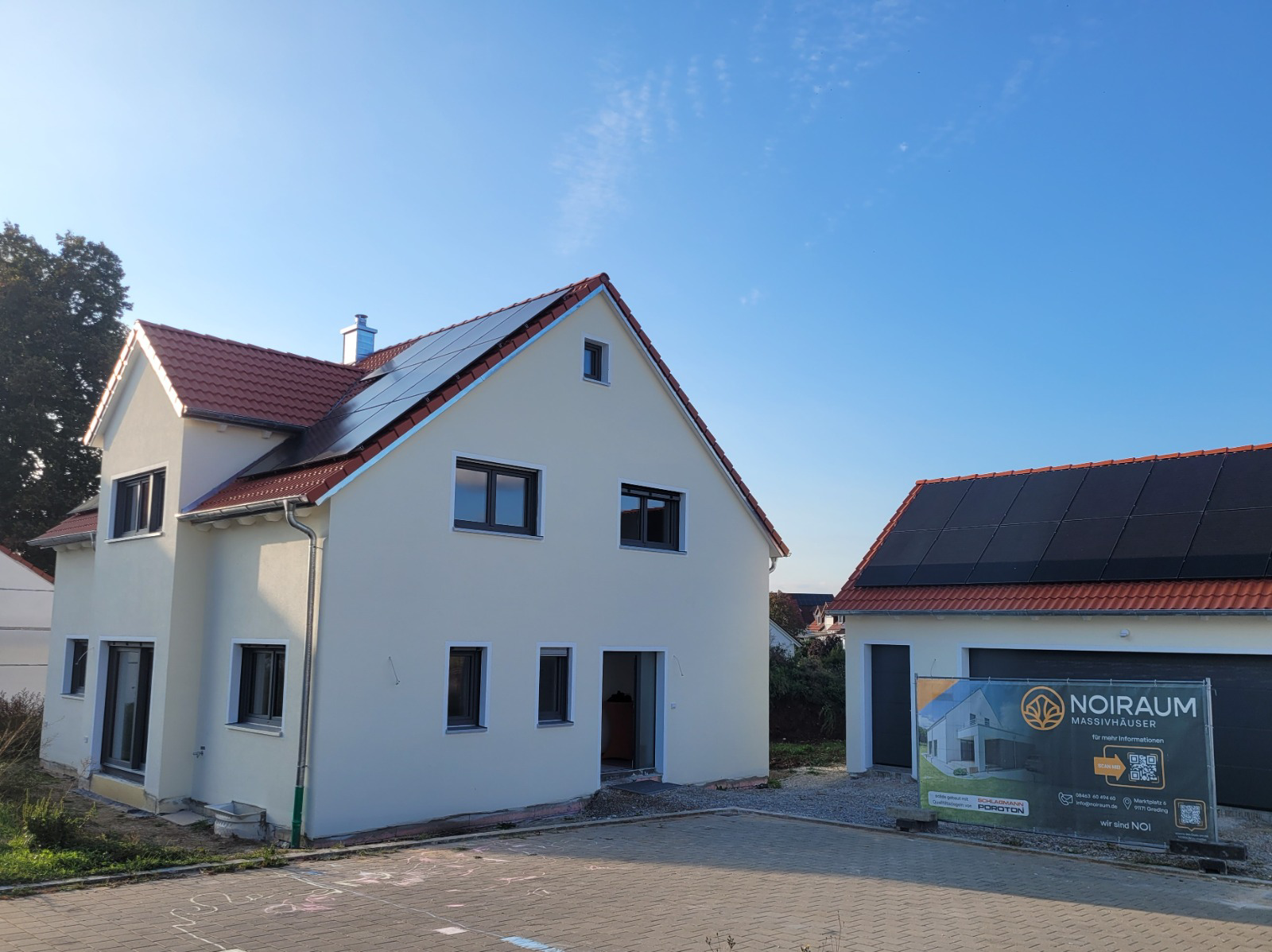 NOIRAUM-Haus in Bauphase mit Solardach und Garage